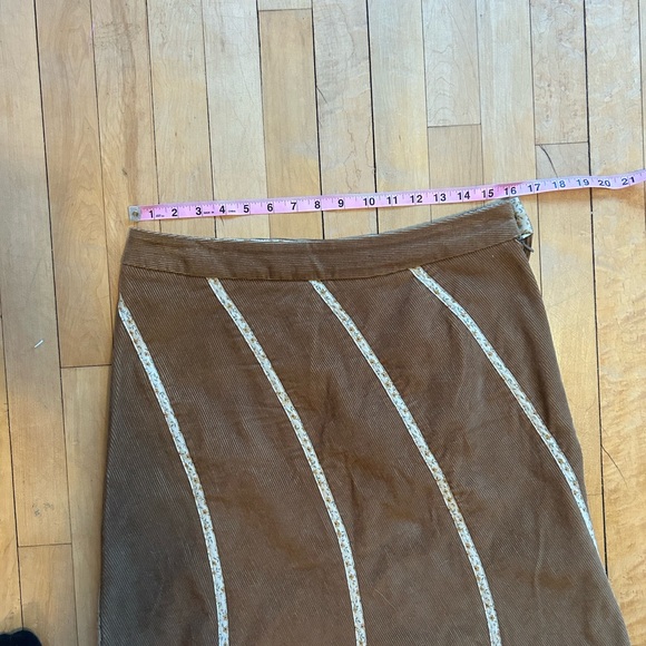 Corduroy tan midi skirt floral detail - Picture 3 of 6